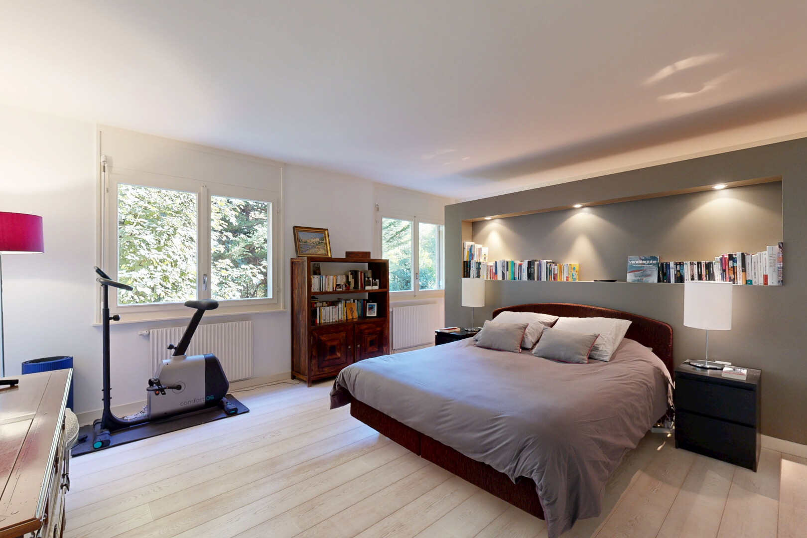 chambre avec radiateur, drywall, cloison sèche, wood finish floor, et sol en finition bois