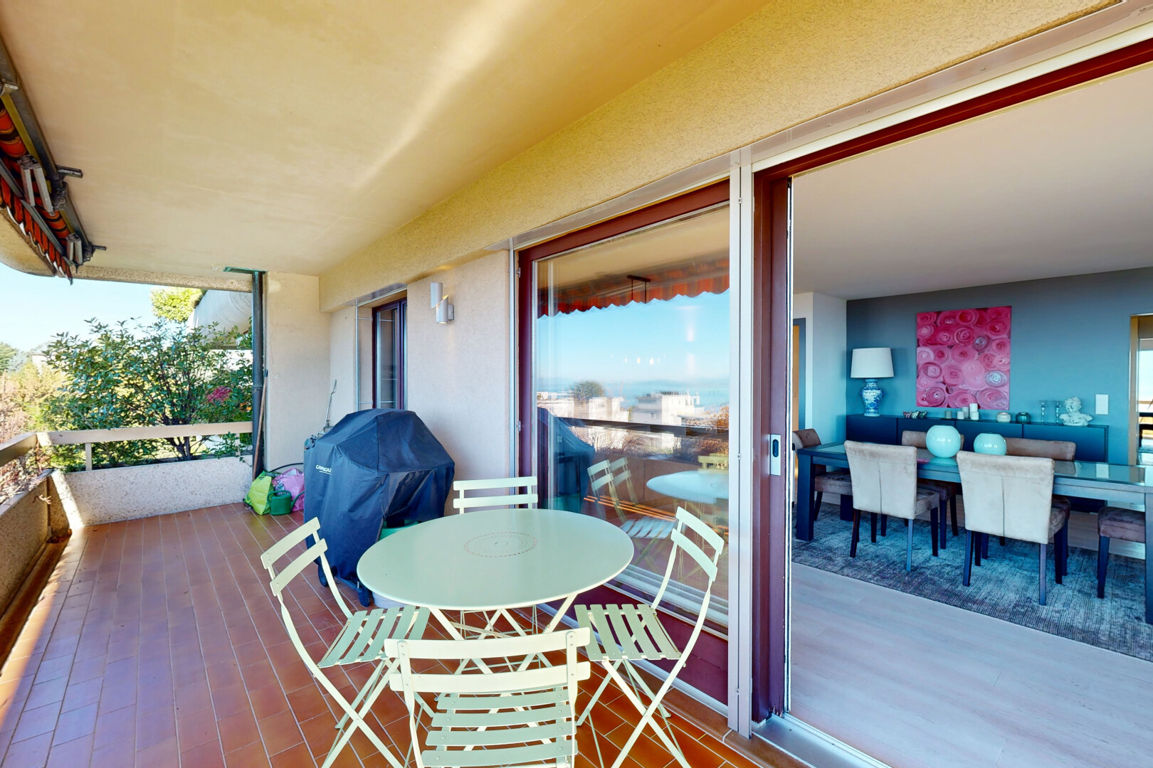 terrasse avec balcon, gril, et day time