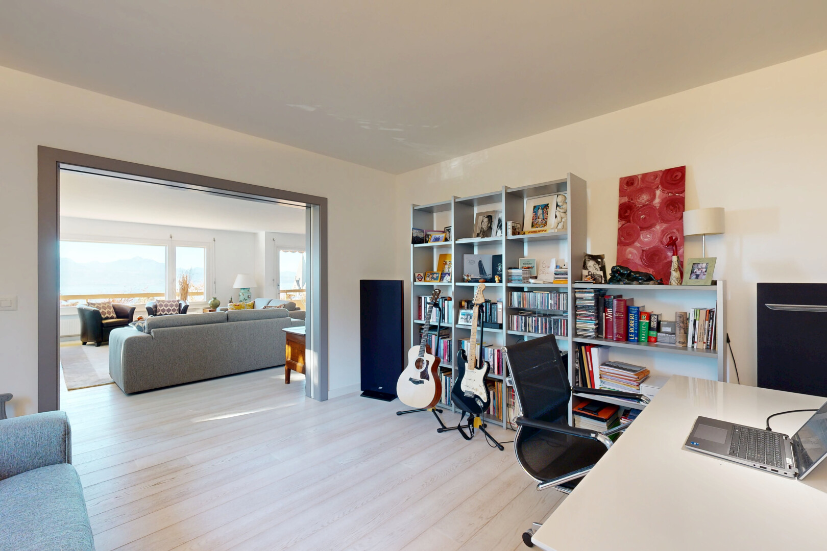 bureau avec cloison sèche, drywall, inside property, sol en finition bois, et wood finish floor