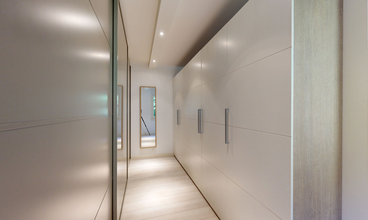 couloir avec light floor et inside property