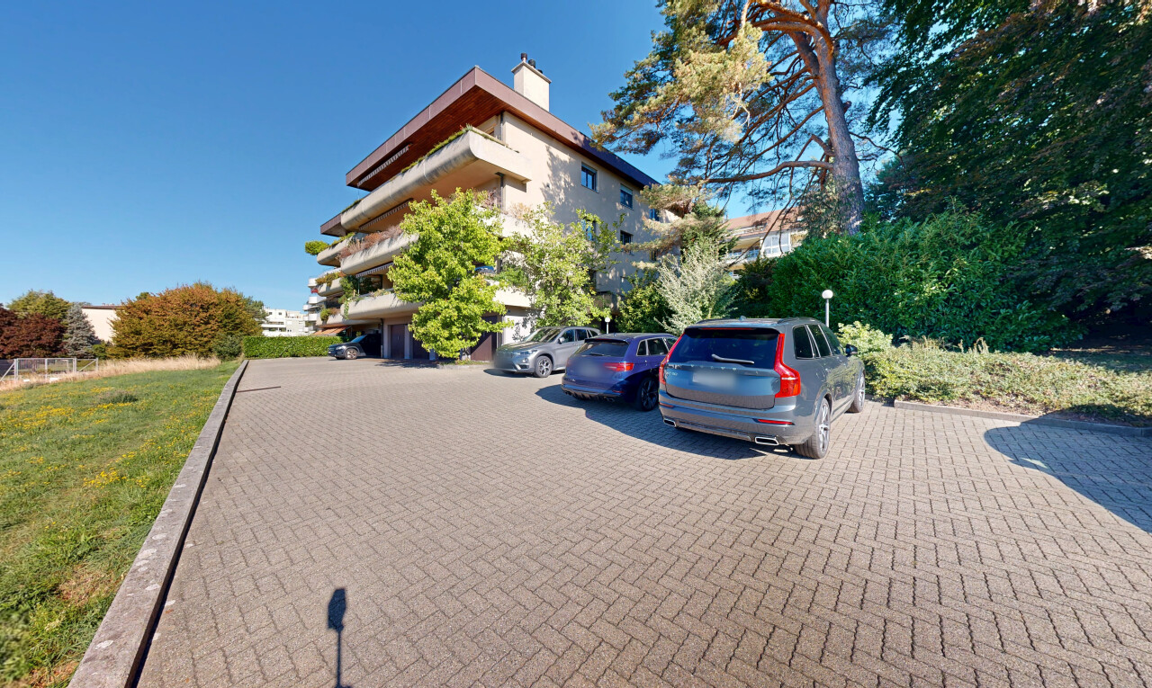 extérieur du bâtiment avec parking, from community, et day time