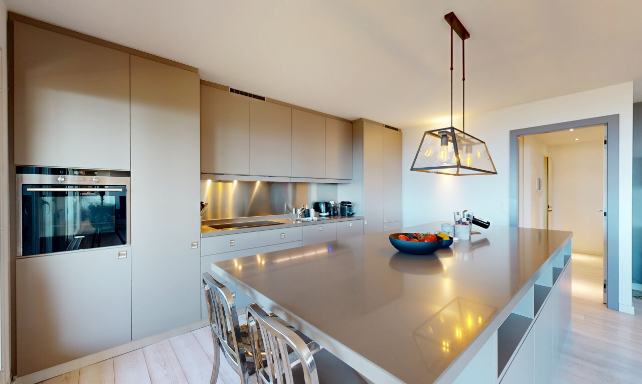 cuisine avec flat panel cabinets, armoires à panneau plat, light floor, four, et kitchen island