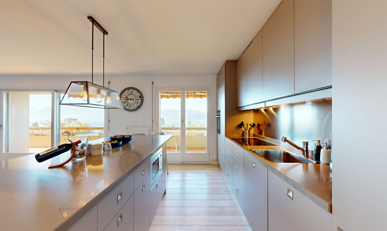 cuisine avec light floor, light countertops, plans de travail, évier, et pendant lighting