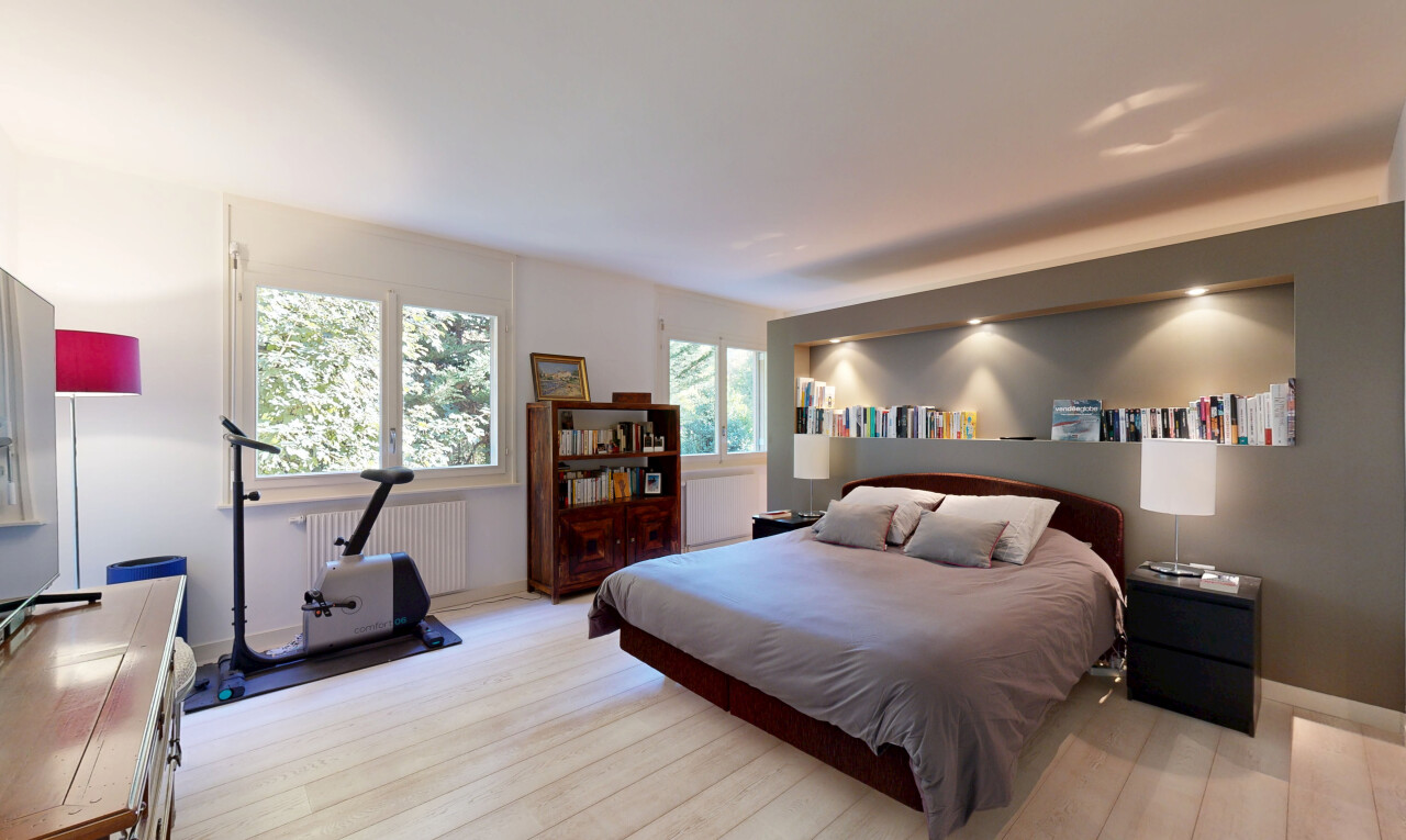 chambre avec radiateur, drywall, cloison sèche, wood finish floor, et sol en finition bois