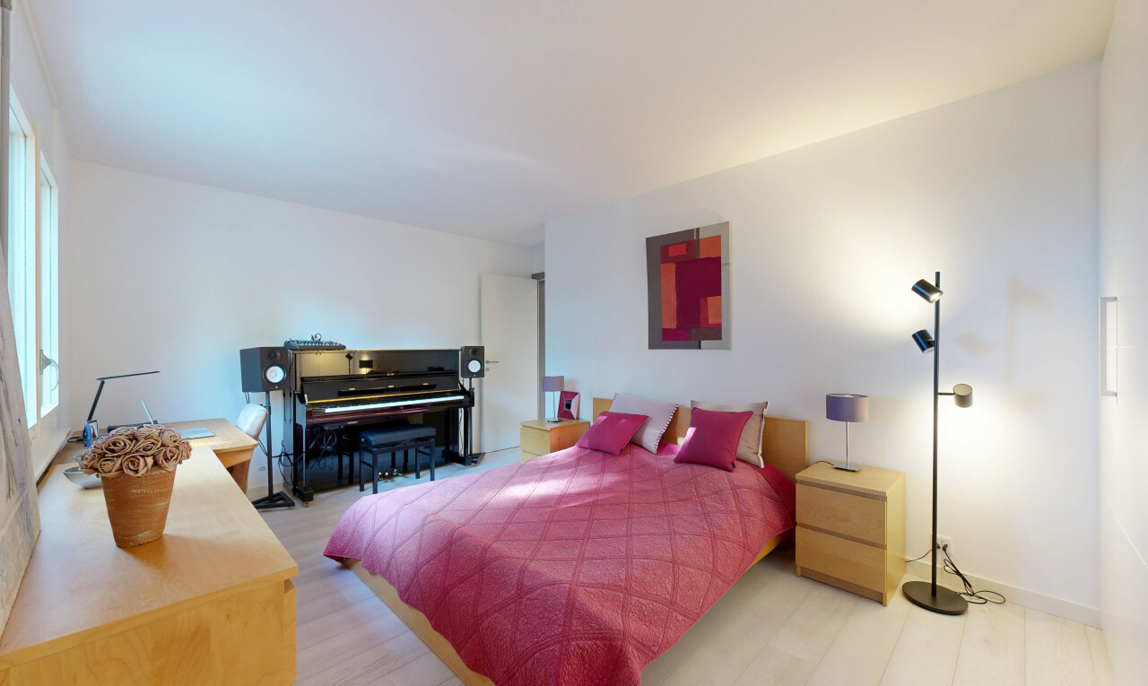 chambre avec cloison sèche, drywall, sol en finition bois, wood finish floor, et inside property
