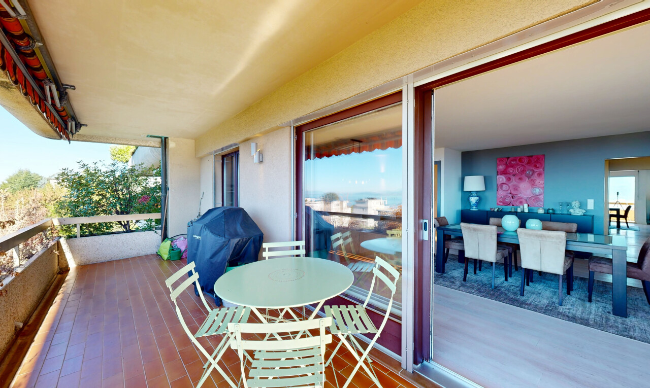 terrasse avec balcon, gril, et day time