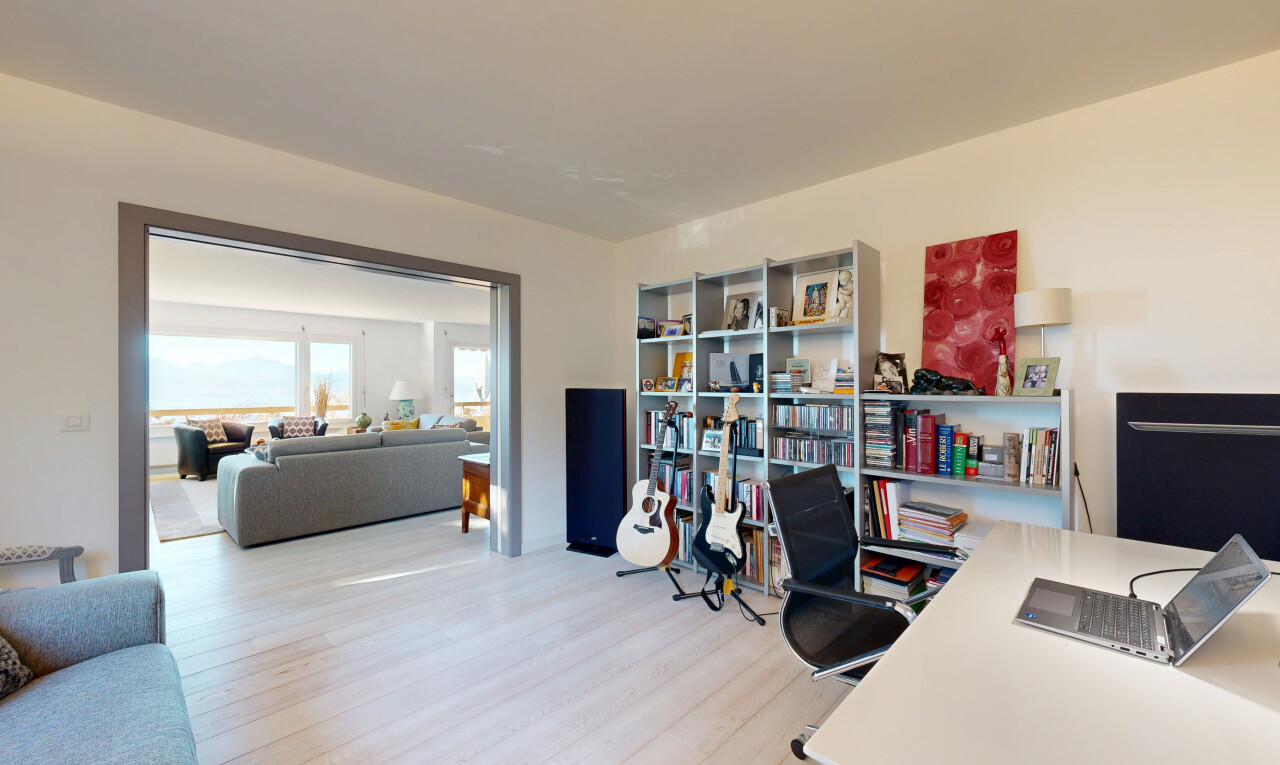 bureau avec cloison sèche, drywall, inside property, sol en finition bois, et wood finish floor