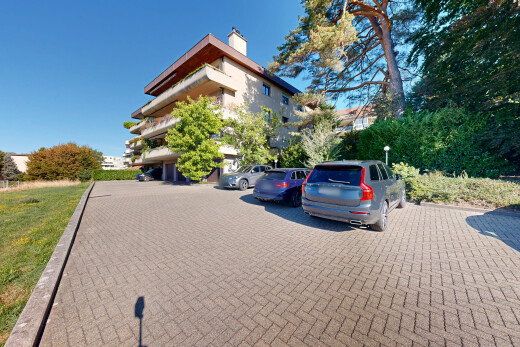 extérieur du bâtiment avec parking, from community, et day time