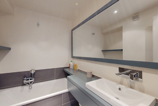 salle de bains avec bain, évier, lavabo (ou coiffeuse selon le contexte), salle de bain complète, et drywall
