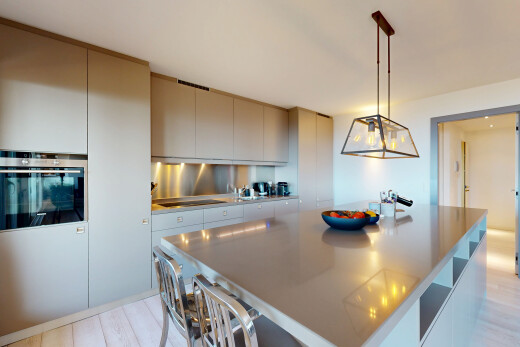 cuisine avec flat panel cabinets, armoires à panneau plat, light floor, four, et kitchen island