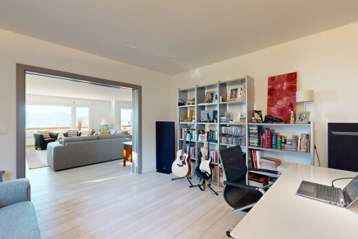 bureau avec cloison sèche, drywall, inside property, sol en finition bois, et wood finish floor