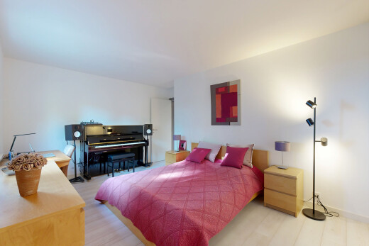 chambre avec cloison sèche, drywall, sol en finition bois, wood finish floor, et inside property