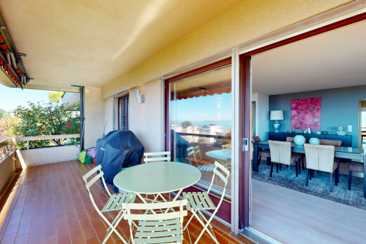 terrasse mit balkon, grill, und day time
