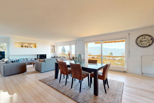 salon / salle à manger avec radiateur, light floor, wood finish floor, sol en finition bois, et drywall