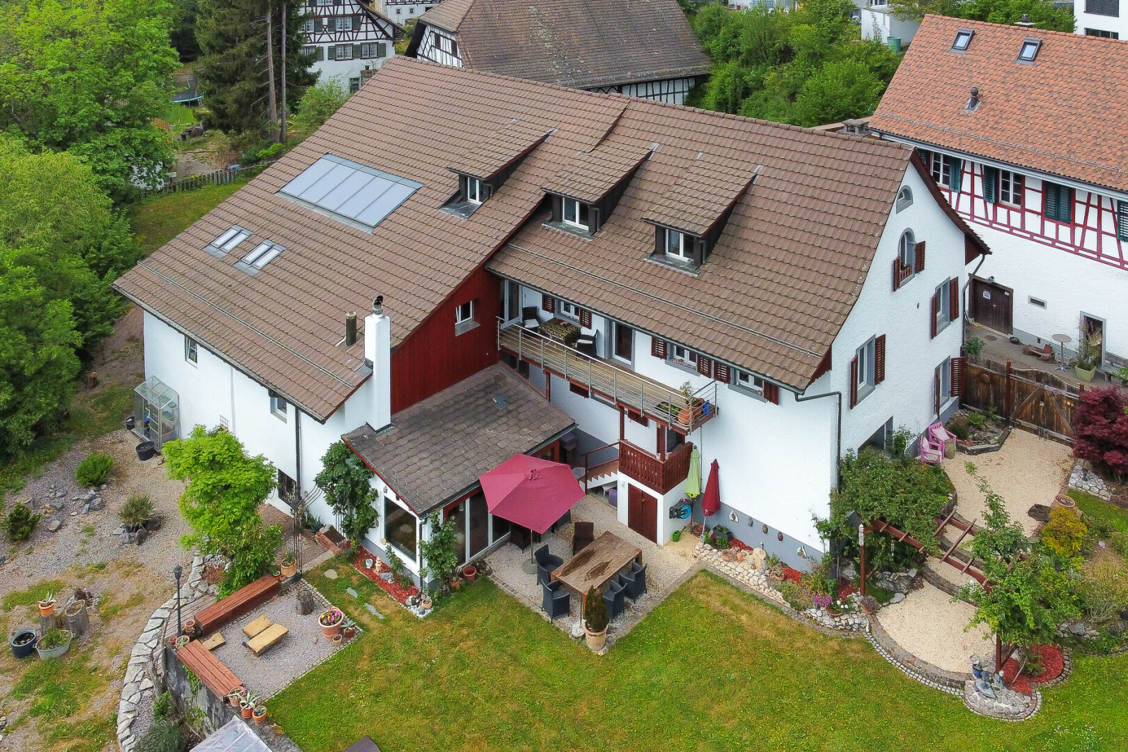 façade avec bardage en stuc, terrasse, clôture, balcon, et pelouse