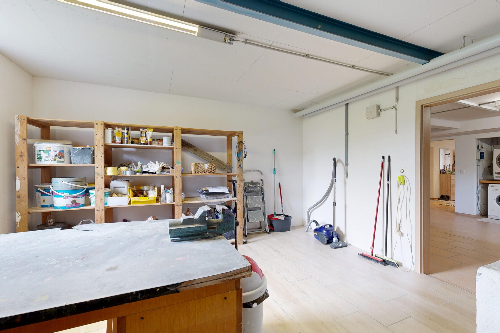 chambre avec inside property, cloison sèche, drywall, light floor, et sol en finition bois