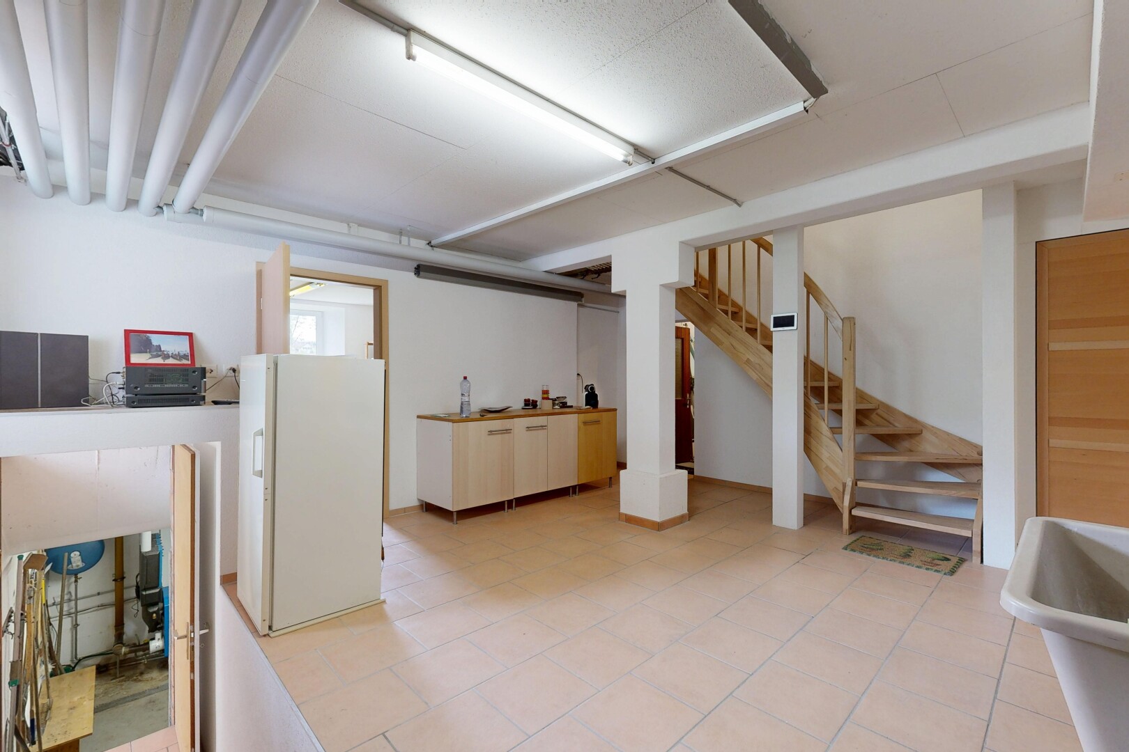 salon avec sous-sol, cloison sèche, drywall, inside property, et escaliers