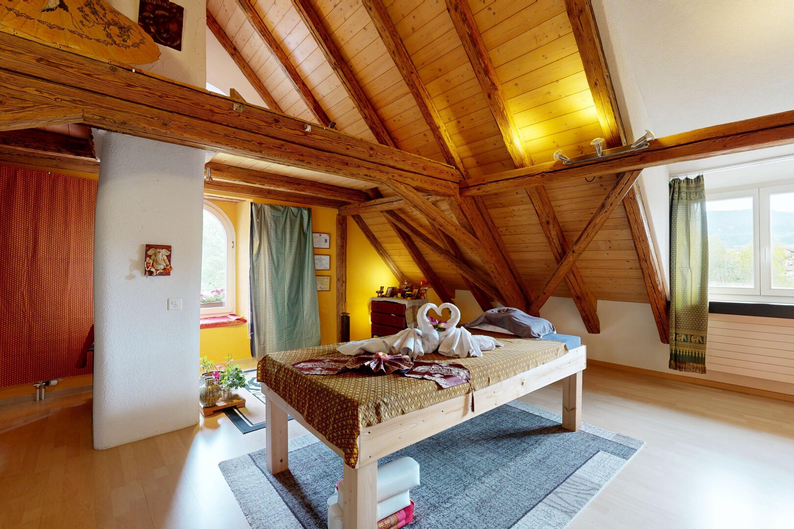 chambre avec wood ceiling, plafond en bois, beamed ceiling, plafond à poutres, et vaulted ceiling