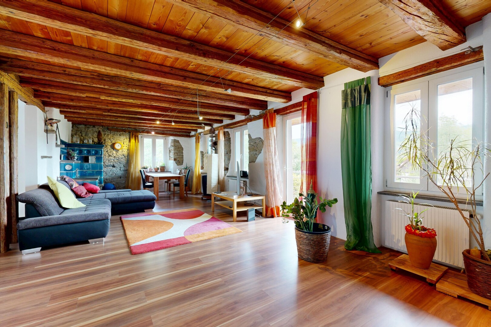 salon avec inside property, sol en finition bois, wood finish floor, plafond à poutres, et beamed ceiling