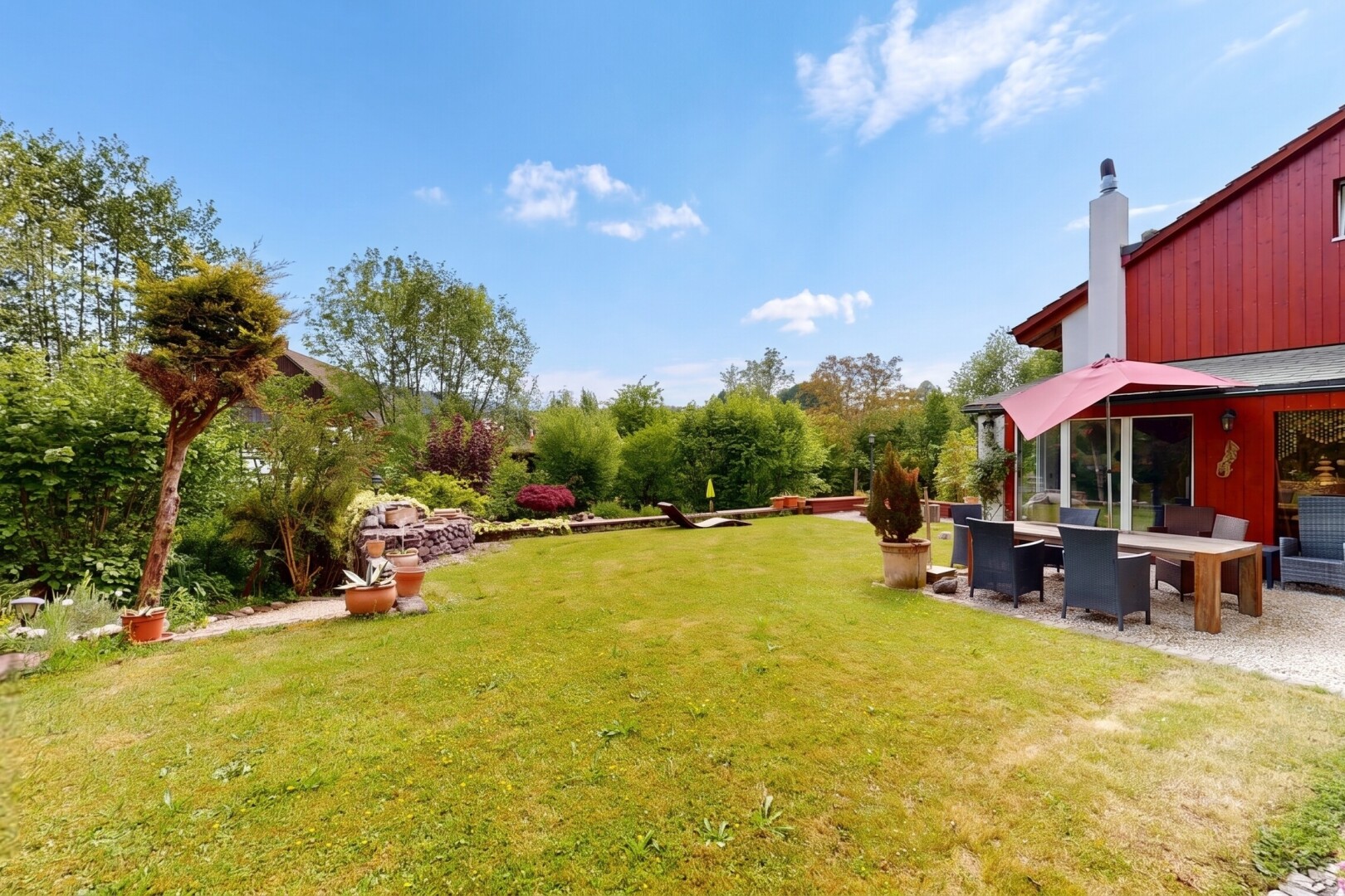 jardin avec terrasse, from property, pelouse, et day time