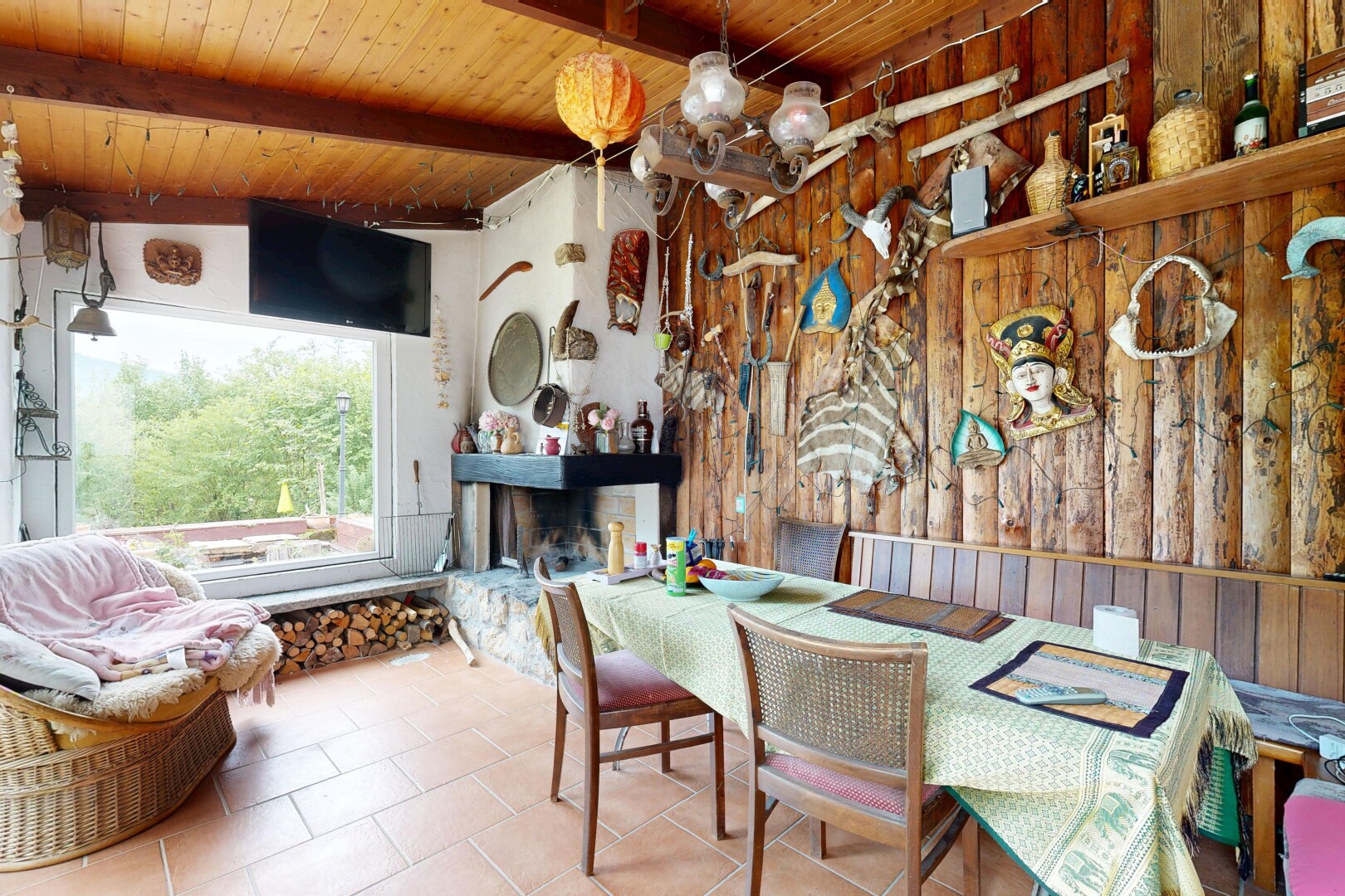 salle à manger avec lumière naturelle, natural light, télévision, inside property, et cheminée