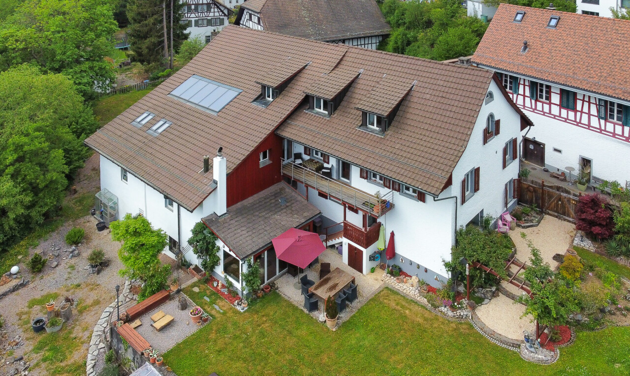 façade avec bardage en stuc, terrasse, clôture, balcon, et pelouse