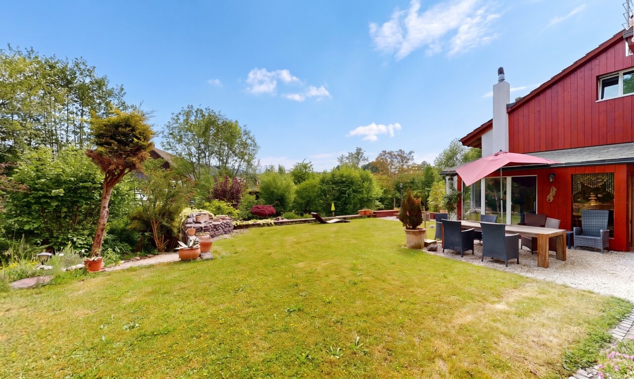 jardin avec terrasse, from property, pelouse, et day time