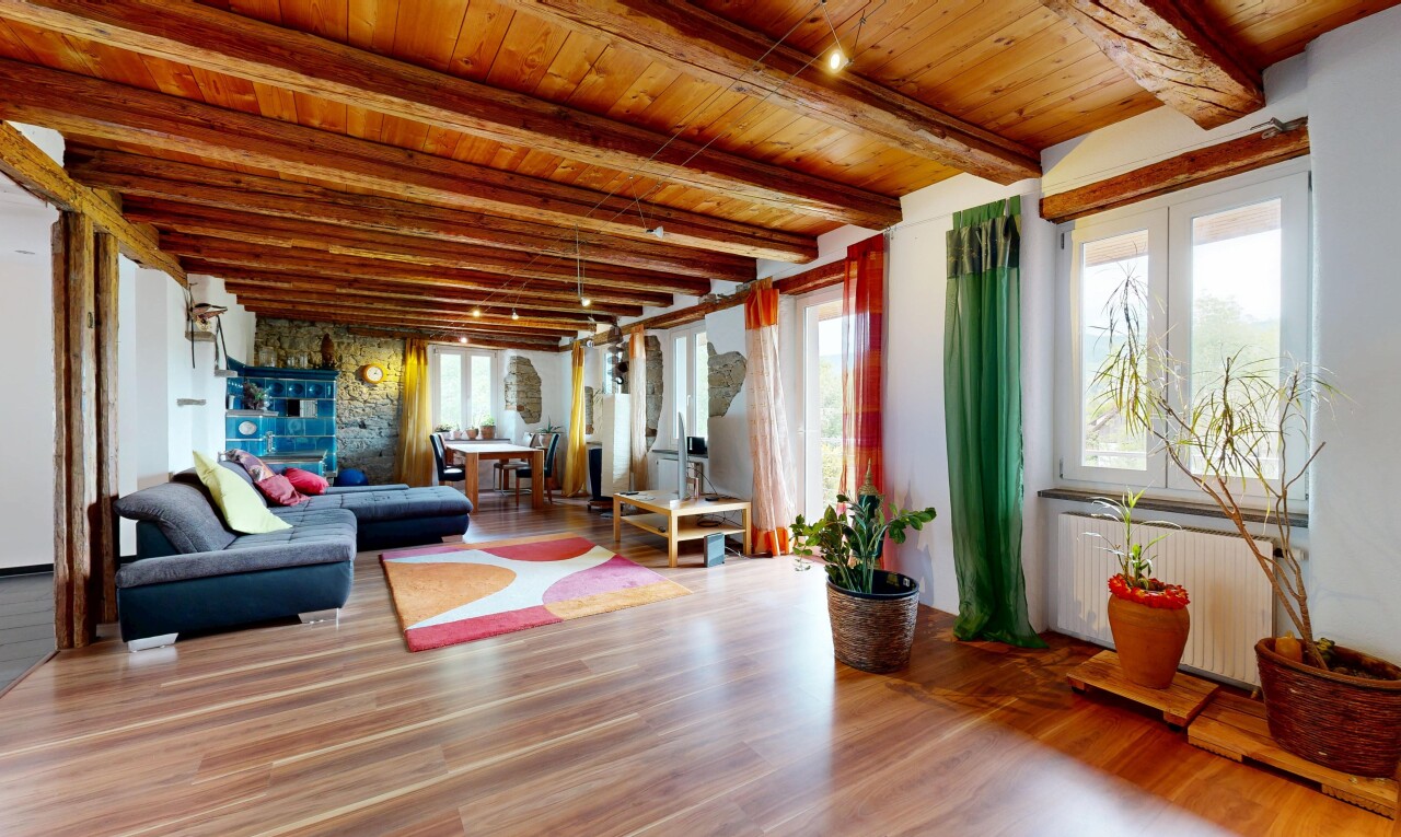 salon avec inside property, sol en finition bois, wood finish floor, plafond à poutres, et beamed ceiling
