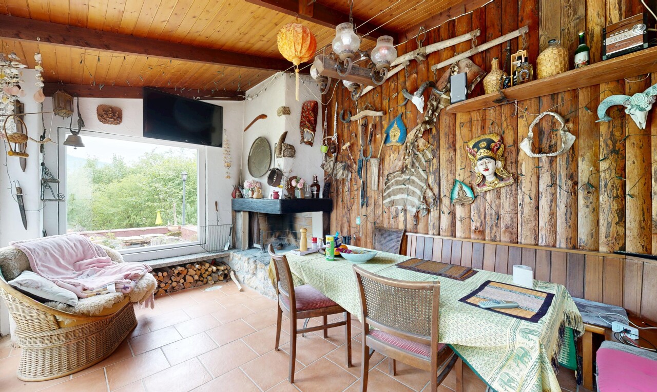 salle à manger avec lumière naturelle, natural light, télévision, inside property, et cheminée