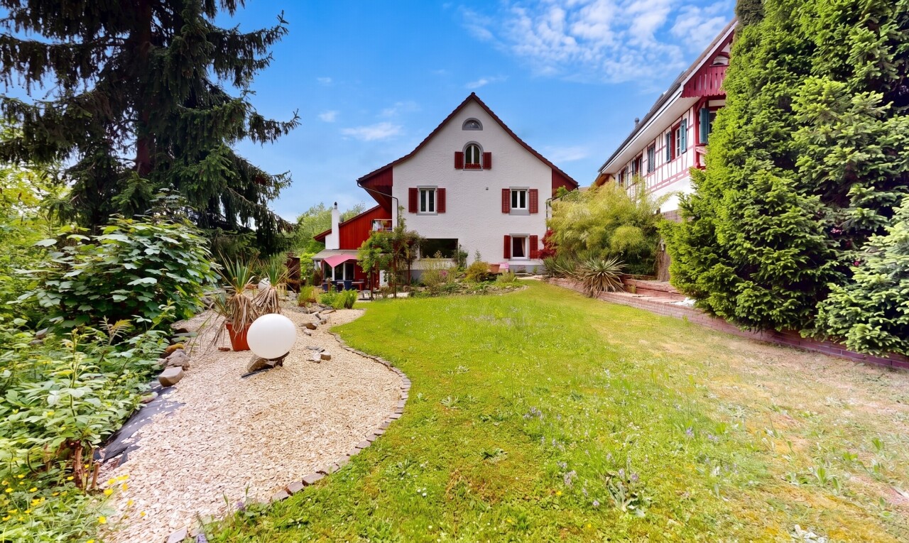 façade avec pelouse, property visible, day time, et bardage en stuc