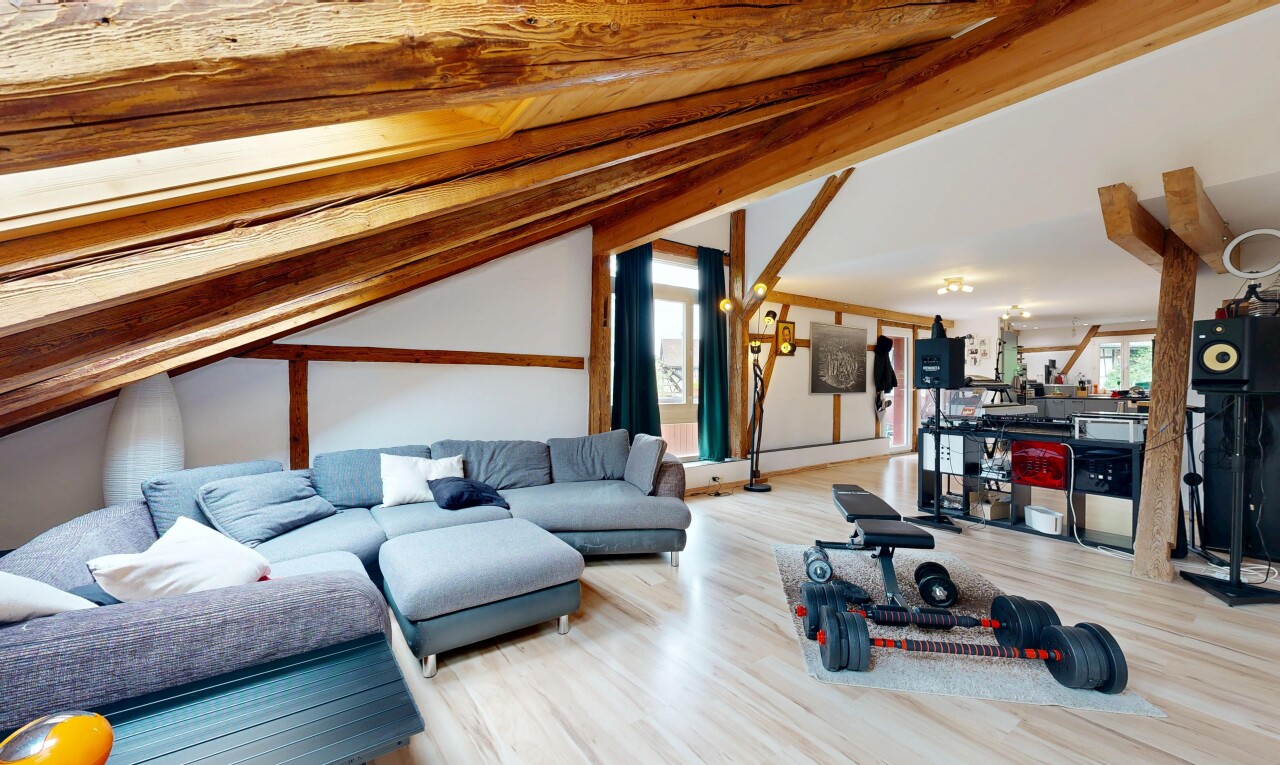 salon avec inside property, vaulted ceiling, plafond voûté, wood finish floor, et sol en finition bois