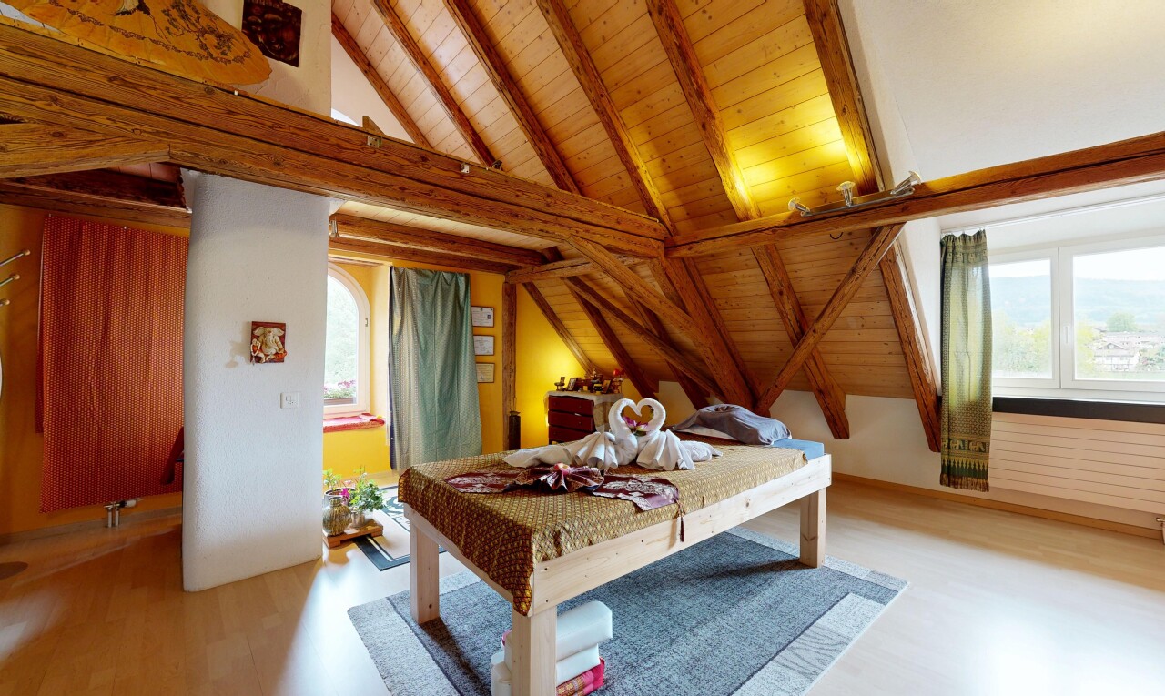 chambre avec wood ceiling, plafond en bois, beamed ceiling, plafond à poutres, et vaulted ceiling