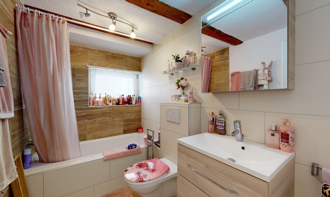salle de bains avec miroir, inside property, salle de bain complète, lavabo (ou coiffeuse selon le contexte), et toilette
