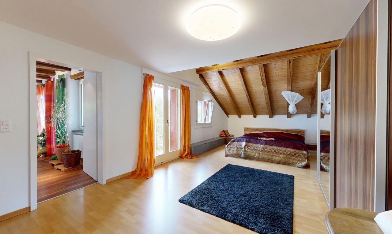 zimmer / schlafzimmer mit dachschräge, vaulted ceiling, inside property, holzfußboden, und wood finish floor