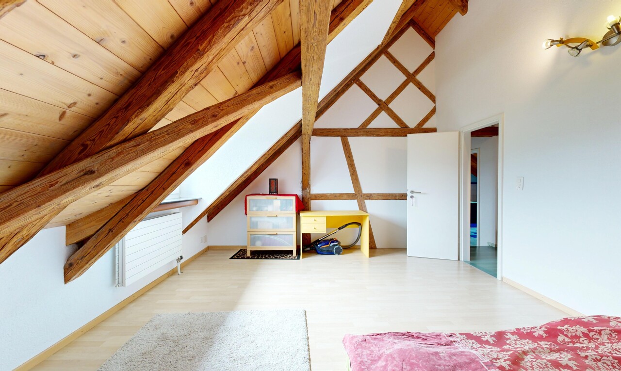 leerer raum mit wood finish floor, holzfußboden, beamed ceiling, balkendecke, und drywall