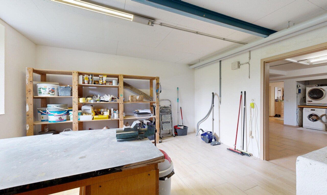 chambre avec inside property, cloison sèche, drywall, light floor, et sol en finition bois