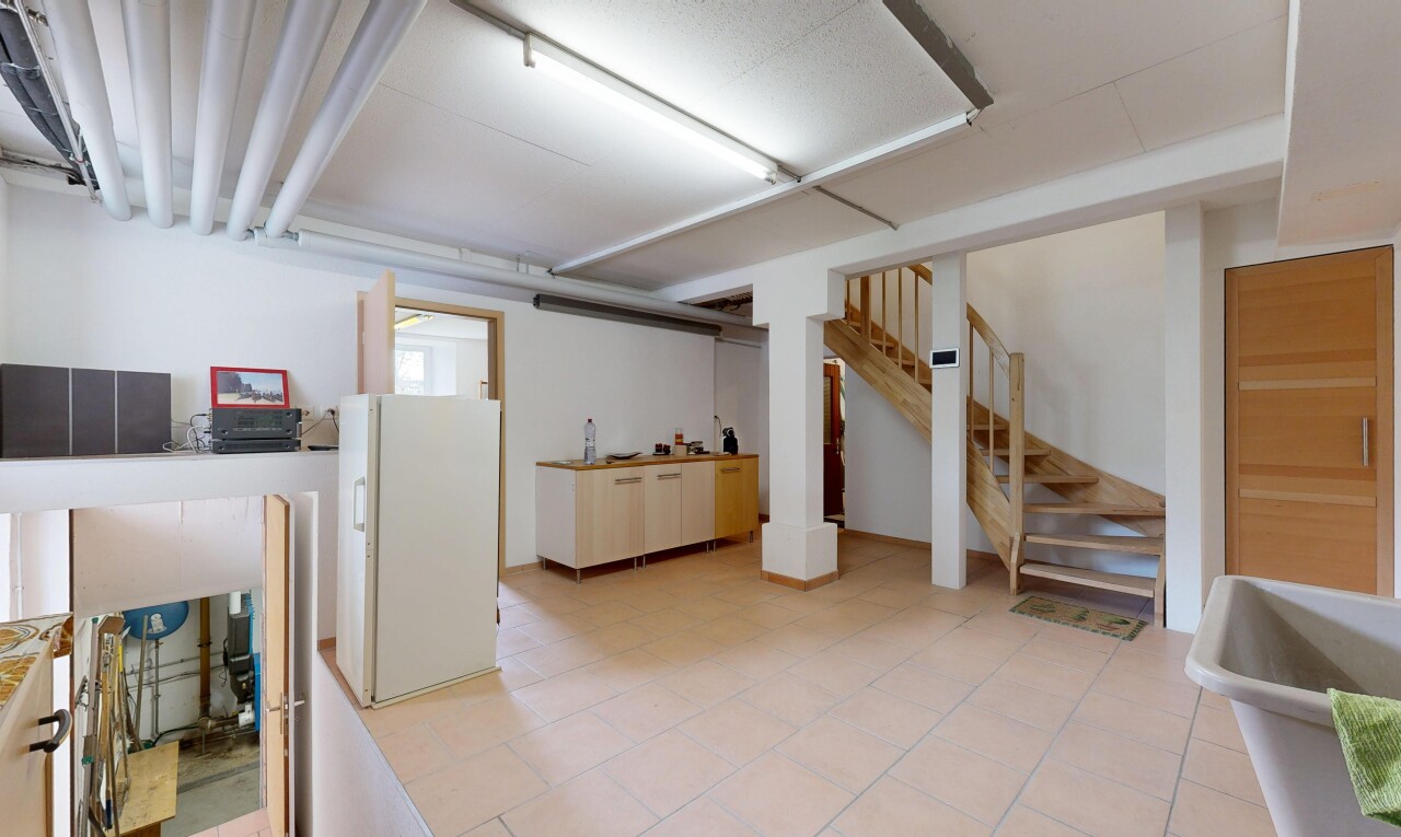 salon avec sous-sol, cloison sèche, drywall, inside property, et escaliers