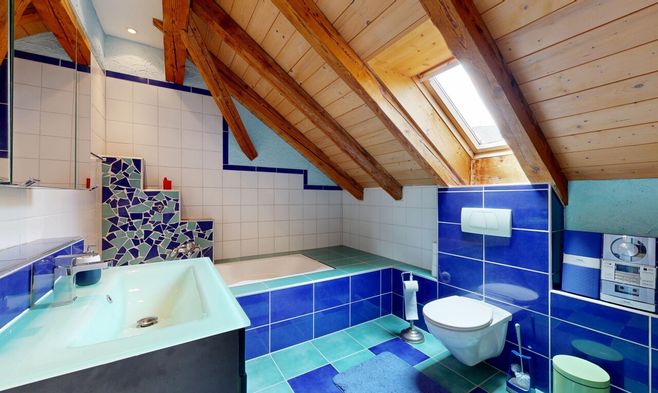 bad mit fliesenwand, tile wall, inside property, komplettes badezimmer, und schminktisch