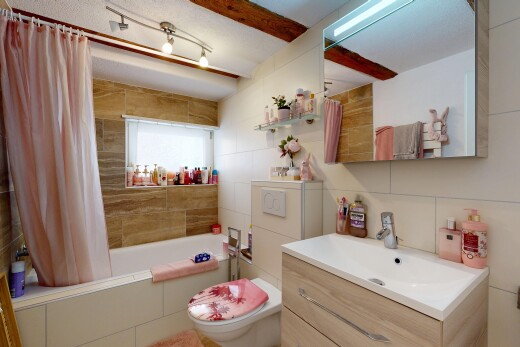 salle de bains avec miroir, inside property, salle de bain complète, lavabo (ou coiffeuse selon le contexte), et toilette