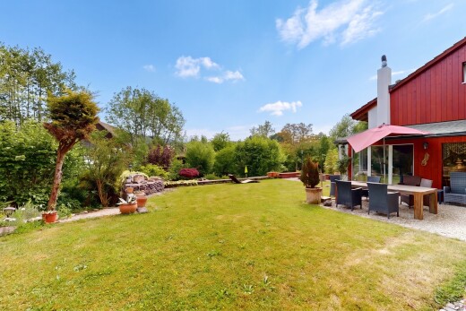 jardin avec terrasse, from property, pelouse, et day time