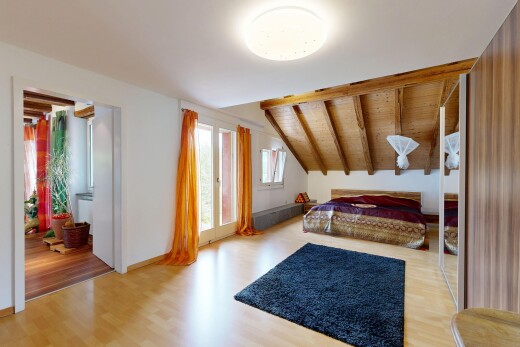 zimmer / schlafzimmer mit dachschräge, vaulted ceiling, inside property, holzfußboden, und wood finish floor