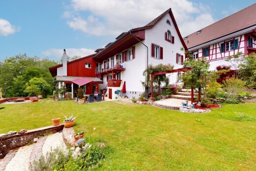 façade avec property visible, balcon, pelouse, pergola, et day time