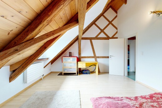 leerer raum mit wood finish floor, holzfußboden, beamed ceiling, balkendecke, und drywall