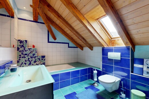 salle de bains avec mur en carrelage, tile wall, inside property, salle de bain complète, et lavabo (ou coiffeuse selon le contexte)
