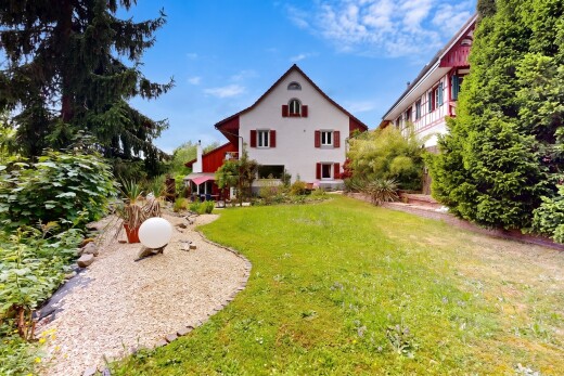 façade avec pelouse, property visible, day time, et bardage en stuc