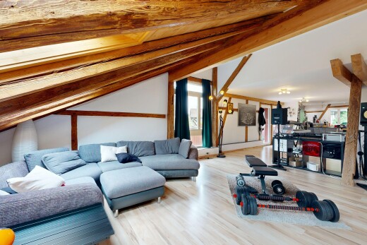 salon avec inside property, vaulted ceiling, plafond voûté, wood finish floor, et sol en finition bois