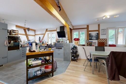 cuisine avec inside property, four, lumière naturelle, natural light, et plafond à poutres