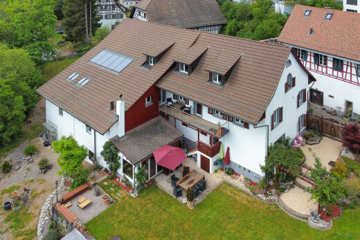 façade avec bardage en stuc, terrasse, clôture, balcon, et pelouse