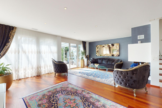 wohnzimmer mit natürliches licht und parkettboden