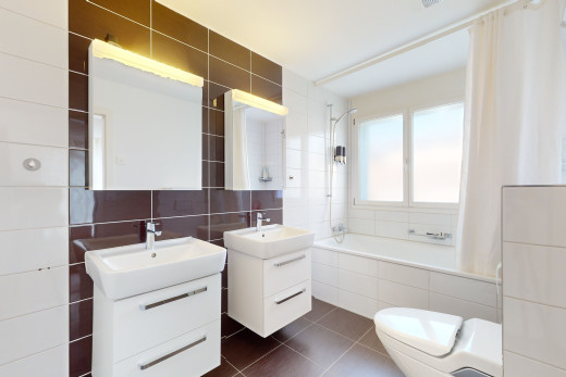 bad mit schminktisch, kombiniertes bad / dusche, und fliesenwand